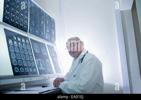 Arzt Analyse Scan-Ergebnisse Stockfoto