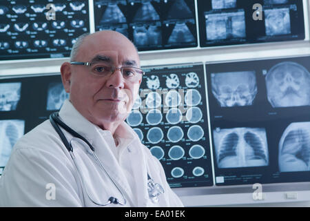 Arzt Analyse Scan-Ergebnisse Stockfoto