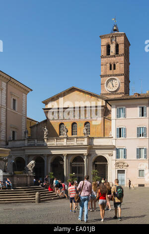 Rom, Italien.  Basilica di Santa Maria in Trastevere von Piazza mit dem gleichen Namen gesehen. Stockfoto