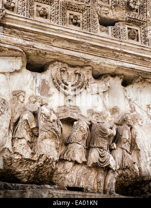 Rom, Italien.  Die Prozession-Panel auf der Titus-Bogen auf dem Forum Romanum, zum Gedenken an die Eroberung von Judäa. Stockfoto