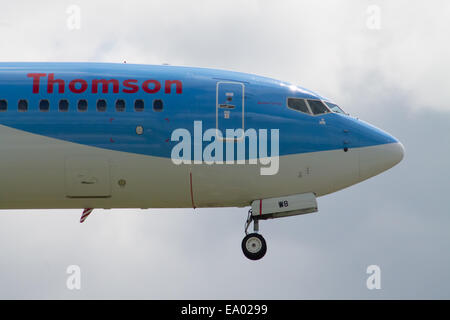 Thomson Airways 737 (G-TAWK), Manchester International Airport landen. Nahaufnahme Foto des Cockpits. Stockfoto