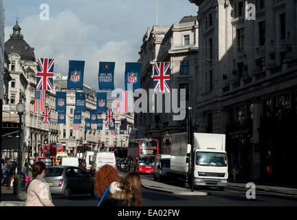 Nationale Football League Flaggen hängen über Regent Street, London, England, Vereinigtes Königreich Stockfoto
