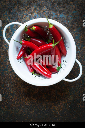 Frisch gepflückt Jalepeno Chili Paprika in eine Schüssel geben Stockfoto