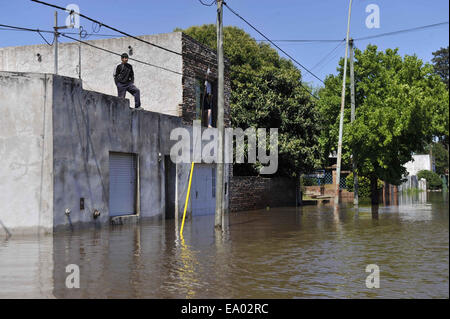 Buenos Aires, Argentinien. 4. November 2014. Foto aufgenommen am 4. November 2014 zeigt die überflutete Straße nach starkem Regen in der Stadt von Lujan, in der Provinz Buenos Aires, Argentinien, am 4. November 2014. Bildnachweis: Carlos Brigo/TELAM/Xinhua/Alamy Live-Nachrichten Stockfoto