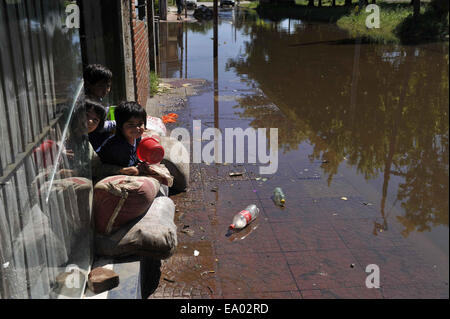 Buenos Aires, Argentinien. 4. November 2014. Foto aufgenommen am 4. November 2014 zeigt die überflutete Straße nach starkem Regen in der Stadt von Lujan, in der Provinz Buenos Aires, Argentinien, am 4. November 2014. Bildnachweis: Carlos Brigo/TELAM/Xinhua/Alamy Live-Nachrichten Stockfoto