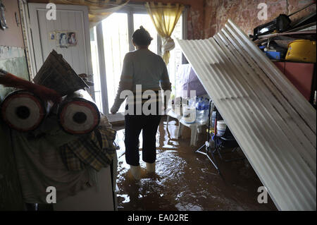 Buenos Aires, Argentinien. 4. November 2014. Ein Bewohner geht in ihrem überfluteten Haus nach starkem Regen in der Stadt von Lujan, in der Provinz Buenos Aires, Argentinien, am 4. November 2014. Bildnachweis: Carlos Brigo/TELAM/Xinhua/Alamy Live-Nachrichten Stockfoto