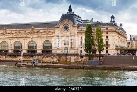 Paris, Frankreich - 7. August 2014: Seine Fluss Küste, Fassade der modernen Kunst Musée d ' Orsay in Paris, Frankreich Stockfoto