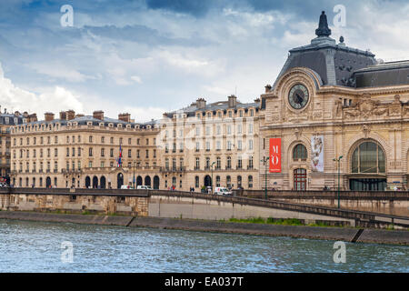 Paris, Frankreich - 7. August 2014: Seine Flussblick, Fassade der modernen Kunst Musée d ' Orsay in Paris, Frankreich Stockfoto