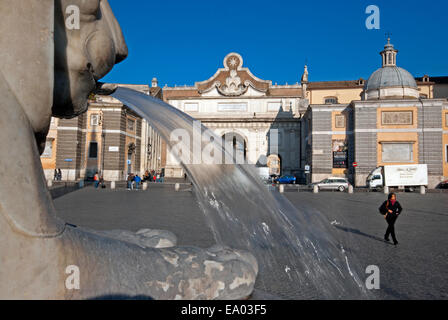 Lion Statue (ägyptischer Stil) mit Brunnen auf der Piazza del Popolo, im Hintergrund der Porta del Popolo, Rom, Italien Stockfoto