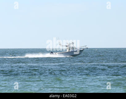 Kleinen privaten Fischerboot mit Geschwindigkeit von Clearwater Beach Florida Oktober 2014 Stockfoto
