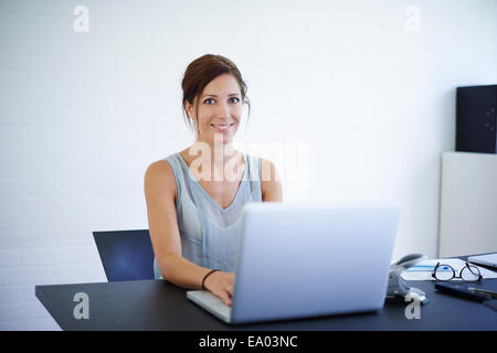 Porträt Mitte Erwachsene Frau an Laptop von zu Hause aus arbeiten Stockfoto