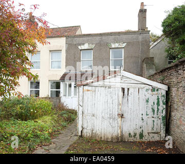 Heruntergekommen Sie Garage vor eine kleine Ende der Terrassenhaus in South Gloucestershire, 29. Oktober 2014 Stockfoto