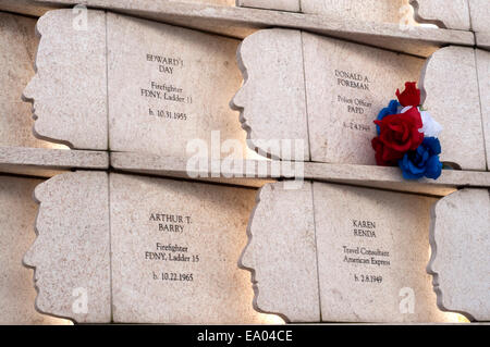 Staten Island September 11 Memorial. Entworfen von Msayuki Sono, würdigt dieses Denkmal 270 Menschen von Staten Island, die bei dem Angriff auf das World Trade Center ums Leben gekommen. Jede menschliche Figur eingraviert ist der Name der Person und den Beruf. Dies ist ein Ort zum Denken und reflektieren mit Plaques, die den Namen, Ort der Geburt, Arbeit und ein Porträt des jedes der Opfer. Stockfoto