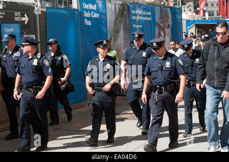 Ein Großteil der NYPD-Polizisten in Manhattan. Das NYPD musste auch "auf Eis" gelegt 800 Offiziere auf Ground Zero zu schützen und lower Manhattan, Kelly sagte zuweisen will. "Wenn du gehst, um die Abteilung zu dezimieren, unsere Anti-Terror-Bemühungen, spüren werden", sagte Stadtrat Peter Vallone (D-Queens). Das NYPD hatte geplant, bis zu 800 Offiziere zum Ground Zero und für die Sicherheit in lower Manhattan bereitstellen. Das NYPD hat etwa 35 Offiziere im unteren Manhattan Sicherheitsprogramm. Stockfoto