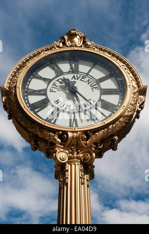 5th Avenue Gebäude Uhr auf Flatiron Building. Madison Square. ÖFFENTLICHE UHR FIFTH AVENUE FLATIRON BUILDING MANHATTAN NEW YORK C Stockfoto