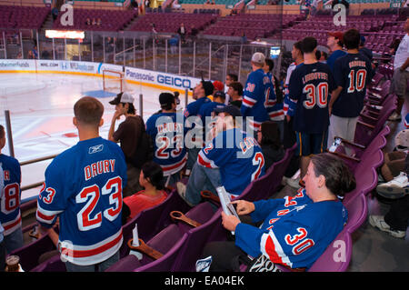 Eishockeymatch Rangers im MSG. Wenn man den großen Sportstätten reden, sollte Madison Square Garden am oberen Rand sein. Stockfoto