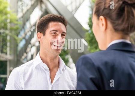 Jungunternehmer und Frau im Chat am Broadgate Tower, London, UK Stockfoto