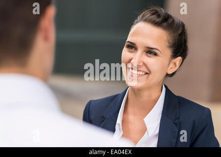 Geschäftsfrau und Mann chatten, London, UK Stockfoto