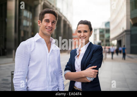 Porträt des jungen Geschäftspartner auf Straße, London, UK Stockfoto