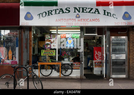 Tortas Neza. Mexikanische Shop in einer Dominikanische Nachbarschaft in Queens. Antojitos Mexicanos. Für das Bild sieht eher aus wie ein Foto von Stockfoto