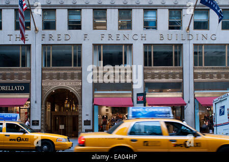 Taxis (Kabinen) vor dem Fred F. Französisch Building, Fifth Avenue, New York City, Vereinigte Staaten von Amerika. Die Fred F. French Stockfoto