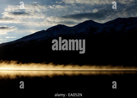 Nebel am See Eklutna von der Sonne beschienen. Stockfoto