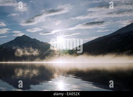 Sonne hinter den Bergen am See Eklutna Stockfoto