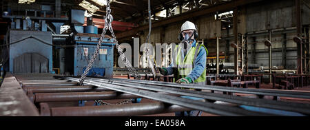 Porträt von einem Stahlarbeiter in seinem Arbeitsumfeld Stockfoto