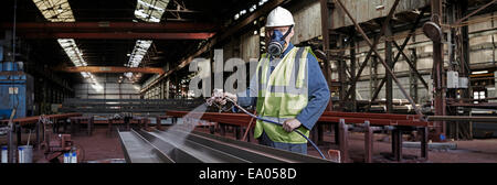 Porträt von einem Stahlarbeiter in seinem Arbeitsumfeld Stockfoto