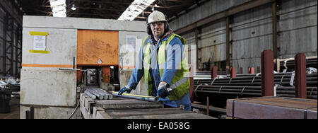 Porträt von einem Stahlarbeiter in seinem Arbeitsumfeld Stockfoto