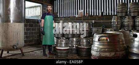 Porträt eines Arbeiters Brauerei in seinem Arbeitsumfeld Stockfoto