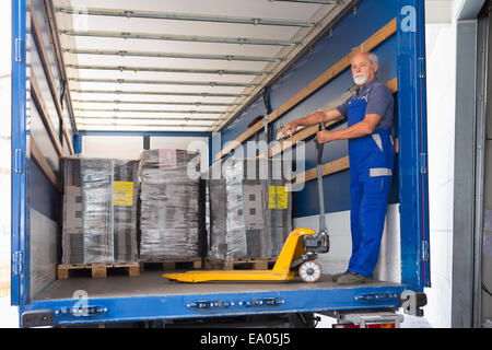 Fabrik-Arbeiter operative Hubwagen Stockfoto