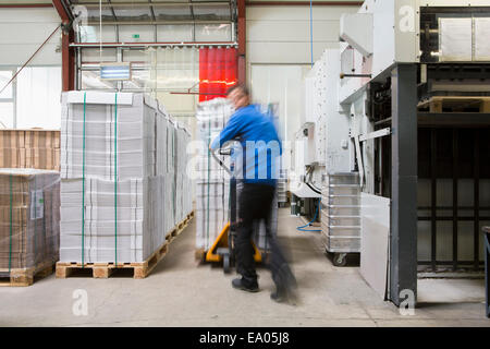 Fabrik-Arbeiter operative Hubwagen Stockfoto