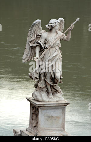 Statue des Engels mit der Lanze (von Domenico Guidi) in Sant'Angelo Brücke, Rom, Italien Stockfoto