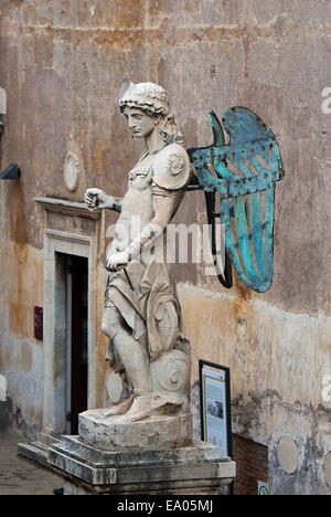 Marmorstatue von San Michele Arcangelo von Raffaello da Montelupo, Castel Sant'Angelo (Mausoleum des Hadrian), Rom, Italien Stockfoto