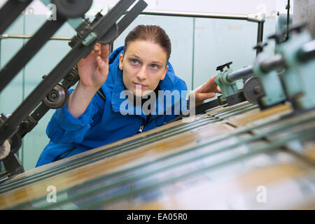 Fabrik-Arbeiter-Arbeitsmaschinen Stockfoto