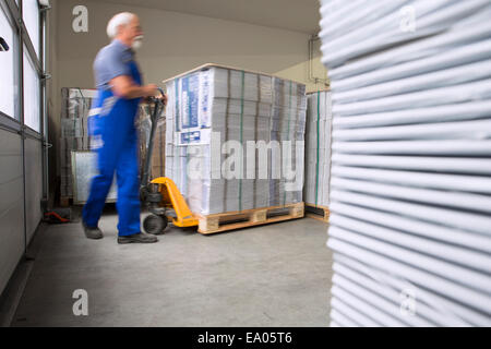 Fabrik-Arbeiter operative Hubwagen Stockfoto