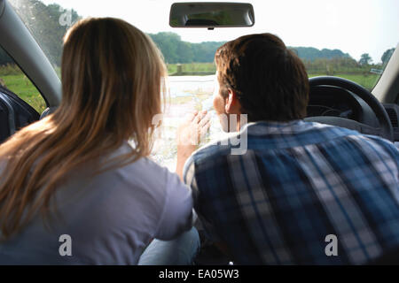 Paar im Auto Kartenlesen, Vorbereitung für Spaziergang Stockfoto