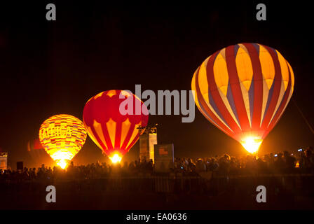 Heißluftballons in der Nacht in der Arava, Israel Stockfoto