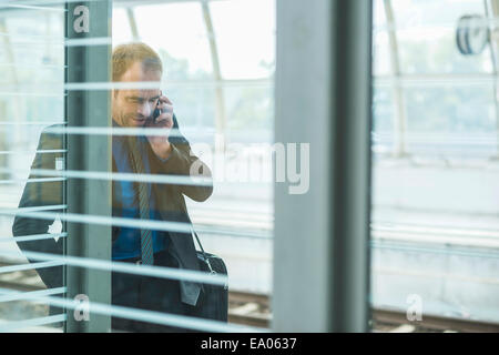 Reifer Mann auf Handy Stockfoto