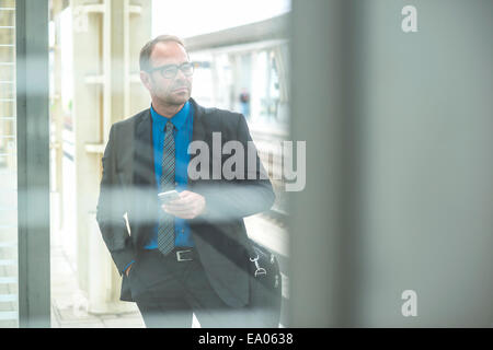 Geschäftsmann Holding Cell phone Stockfoto