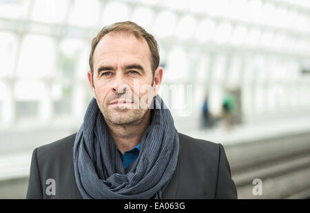 Reifer Mann tragen Schal, portrait Stockfoto