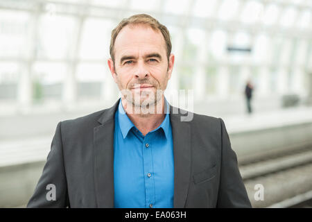 Reifer Mann tragen Jacke, portrait Stockfoto