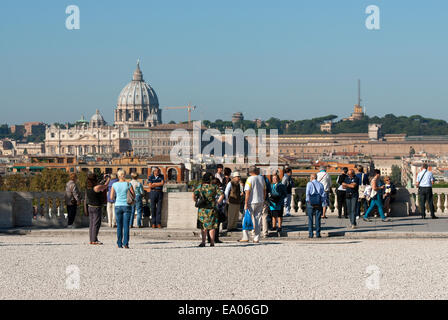 Touristen auf der Panoramaterrasse von Pincio, im Hintergrund die Kirche des heiligen Petrus, Rom, Italien Stockfoto