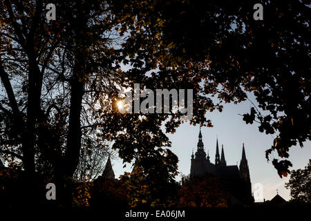 St. Veit Kathedrale Prag vom Königlichen Garten, Prager Burg Sonnenuntergang Silhouette der Kathedrale Sonnenuntergang Sonne hinter den Türmen Stockfoto