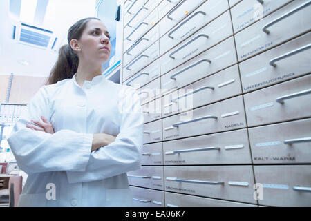 Porträt der Apotheker in der Apotheke Stockfoto