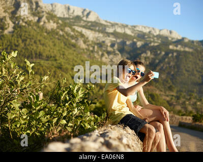 Bruder und Schwester Grimassen für Selfie auf Smartphone, Mallorca, Spanien Stockfoto