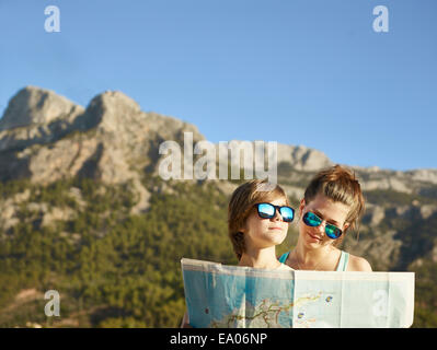 Teenager-Mädchen und Bruder Blick auf Karte, Mallorca, Spanien Stockfoto