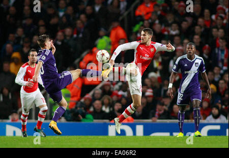 London, UK. 4. November 2014. Maxime Colin von Anderlecht und Arsenals Aaron Ramsey kollidieren während der UEFA-Champions-League-Partie zwischen Arsenal aus England und Anderlecht aus Belgien spielte The Emirates Stadium am 4. November 2014 in London, England. Bildnachweis: Mitchell Gunn/ESPA/Alamy Live-Nachrichten Stockfoto