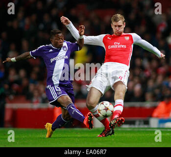 London, UK. 4. November 2014. Oswal Álvarez von Anderlecht und Arsenals Per Mertesacker während der UEFA-Champions-League-match zwischen Arsenal aus England und Anderlecht aus Belgien spielte The Emirates Stadium am 4. November 2014 in London, England. Bildnachweis: Mitchell Gunn/ESPA/Alamy Live-Nachrichten Stockfoto